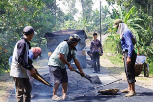 Perbaikan Jalan Poros Desa Padarek-Kedungarum sepanjang 650 meter. Perbaikan Jalan Poros Desa Padarek-Kedungarum sepanjang 650 meter.